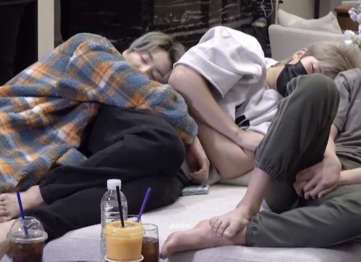 Rhonda⁷⁼¹ HOPE ON THE STAGE 🔍⍤⃝🔎💜 ⟭⟬ ⟬⟭ 아포방포 💜 (@zubbycat) on Twitter photo 