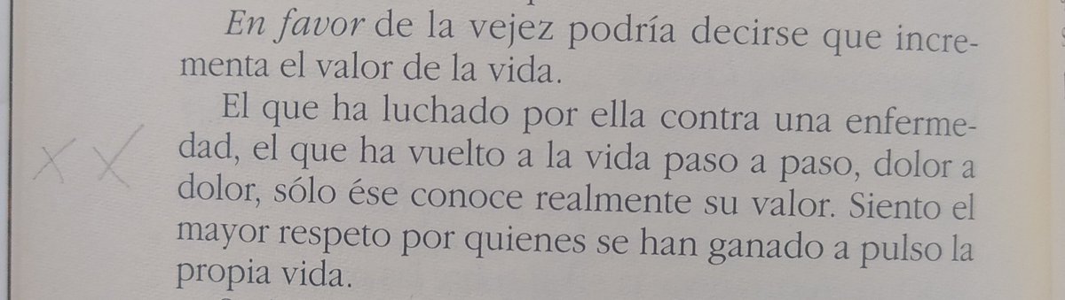 "En favor de la vejez podría decirse que incrementa el valor de la vida. 
El que ha luchado por ella contra una enfermedad, el que ha vuelto a la vida paso a paso, dolor a dolor, sólo ése conoce realmente su valor".
Elias Canetti. El suplicio de las moscas
📷 Arrugas