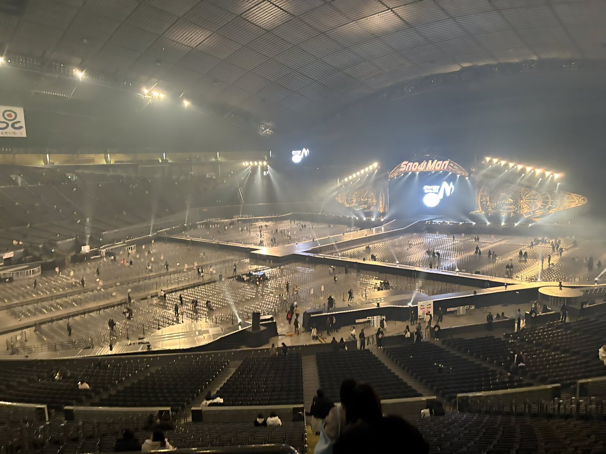 sak_sakuma_info's tweet photo. 間もなくSnow Man「ON」
本日の公演が始まります‼️

🎟️チケット読み込みは早めに
物販エリアは混雑中です。

🏟️会場の熱気、すでに最高潮
さっくんの勢いある初日パフォーマンスに期待…！

⚠️配信はありません
偽リンクにご注意を。

#佐久間大介
#SnowMan
#SnowMan_ON https://t.co/4SiDSlFSGT