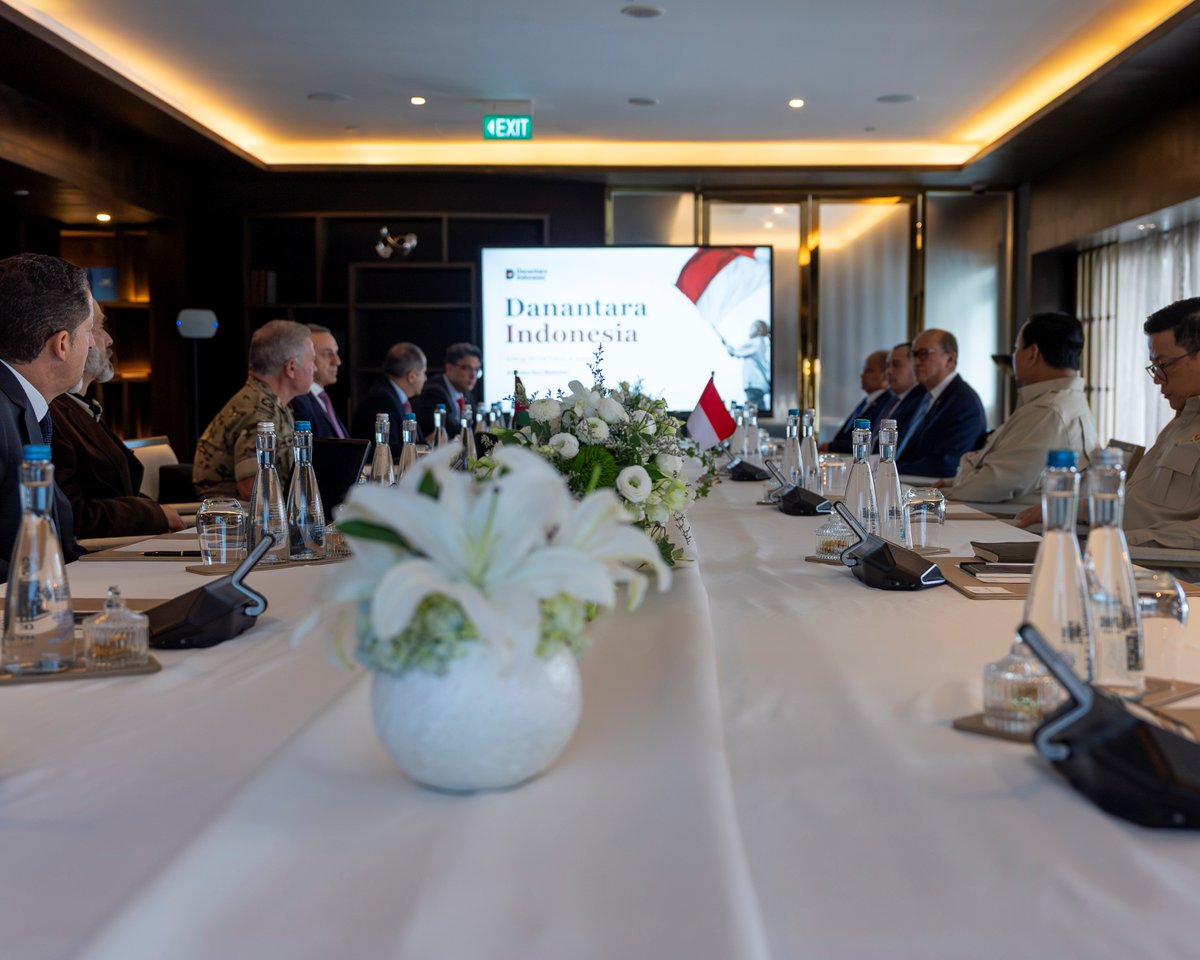 RHCJO's tweet image. أكد جلالة الملك عبدالله الثاني خلال لقائه، في #إندونيسيا، ممثلين عن الصندوق السيادي الإندونيسي (دانانتارا)، أهمية الاستفادة من تجربة الصندوق في تطوير وإدارة الاستثمارات الحكومية، وبناء شراكات اقتصادية واستثمارية معه 
#الأردن 

تفاصيل:
rhc.jo/g/74438