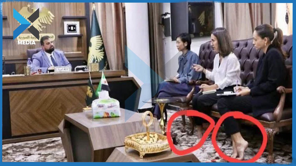 X_news_media's tweet image. 🔴أثارَت صورة متداولة على مواقع التواصل الاجتماعي التُقطت داخل مكتب ما يُسمّى محافظ السويداء مصطفى بكور جدلاً واسعاً بين الناشطين، بعدما ظهر عدد من الضيوف بدون أحذية داخل المكتب.

واستنكر العديد من الناشطين الواقعة بوصفها “غير مألوفة في المكاتب الحكومية”.
#xmedia