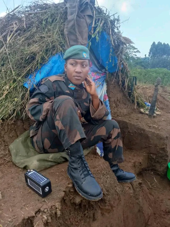 Wazalendos243's tweet image. 🚨🇨🇩Après avoir perdu son mari et ses quatre enfants tués par les rebelles du #M23RDF/AFC , cette belle dame congolaise a finalement rejoint l&apos;armée congolaise ##FARDC pour défendre sa nation et venger sa famille. » @Mielngoma11