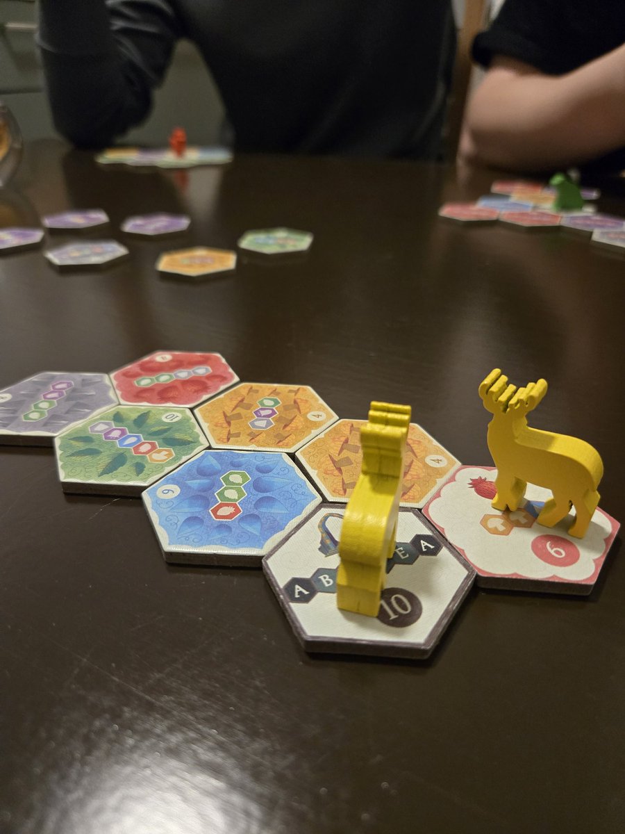 wuerfelfuchs's tweet image. Gestern Spieleabend: in Whispering Woods müssen wir durch cleveres Legen von Waldplättchen Aufgaben lösen. Klingt einfach - aber man verzettelt sich schnell.

Weiter ging es mit einem Krieg zwischen Reiche in Huan von Reiner Knizia

#Boardgames #Brettspiele #Spieleabend