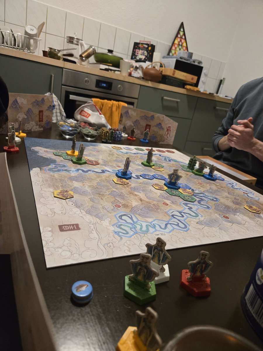 wuerfelfuchs's tweet image. Gestern Spieleabend: in Whispering Woods müssen wir durch cleveres Legen von Waldplättchen Aufgaben lösen. Klingt einfach - aber man verzettelt sich schnell.

Weiter ging es mit einem Krieg zwischen Reiche in Huan von Reiner Knizia

#Boardgames #Brettspiele #Spieleabend