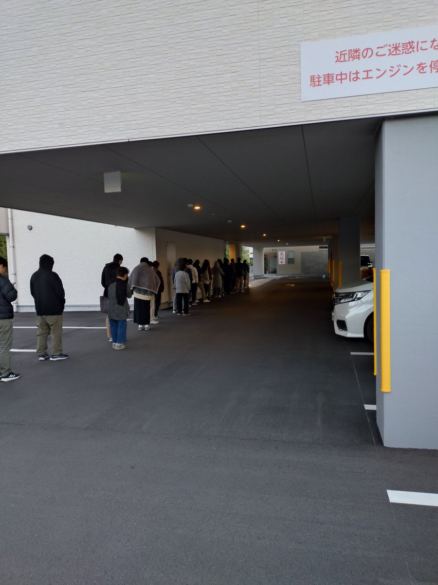 initial33a's tweet image. 朝７時前なのに、某整形外科には３０人以上並んでいた💧
労災なので、どうしてもこちらじゃないといかんのやけど、予約制とか考えてくれないのだろうか？
行くのにも片道１４キロもある。
これで終わったのが10時半で、半日もかかった。
あと１日ガマンするけど、もうこの病院へは絶対行かない😠