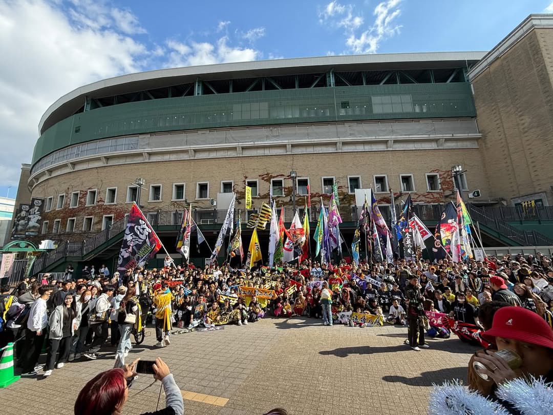 s2sk0723's tweet photo. 湘南乃風　熱傷甲子園の
風一族集合写真です！

拡散よろしくお願いします！

#風一族
#湘南乃風
#風一族集合写真 https://t.co/9iIH1iskxs