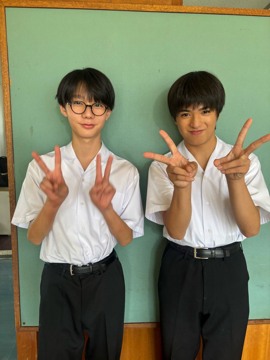 ◤あす放送！6話のオフショット◢

中学時代の玄一と鯉登、仲良しショット

中学生の時、大好きだった鯉登(宮本琉成)を
傷つけてしまった玄一(小林優太 )
…2人の過去に何が？

▼1〜3話＋最新5話TVer無料配信中
bit.ly/bokutachinchi_…

#ぼくたちん家 🏠
次回【6話】11/16(日)よる10:30