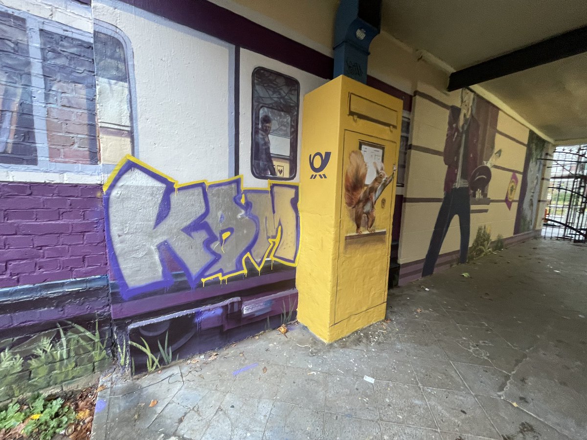 BikerPankow's tweet image. Unendlich frustrierend: das neue Mural an der #BreiteStraße #Pankow ist schon nach wenigen Tagen von einem Idioten mit einem hässlichen, nichtssagenden Graffiti beschmiert worden.