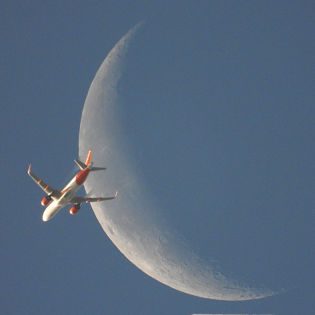 FunkyAppleTree's tweet image. Somewhere to somewhere... 🌘✈️ @easyJet @easyJetholidays @StormHour @ThePhotoHour #saturdaymorning 🧡