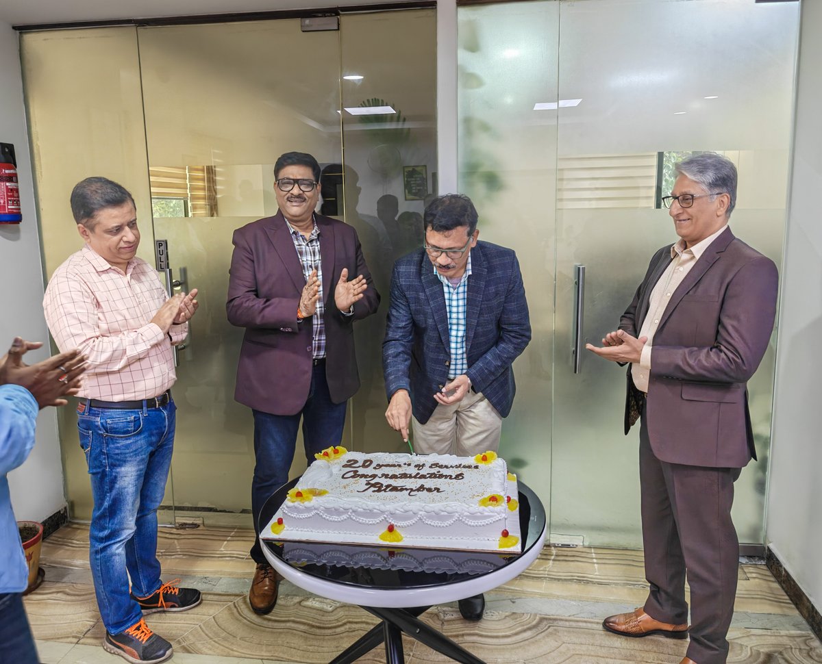 CCSComputersPL's tweet image. Celebrating 20 years of @pitamberkumar73  with a special cake-cutting ceremony! A milestone that reflects dedication, trust, and years of meaningful contribution to CCS.

#WorkAnniversary #20YearsStrong #TeamCCS #CCSComputers