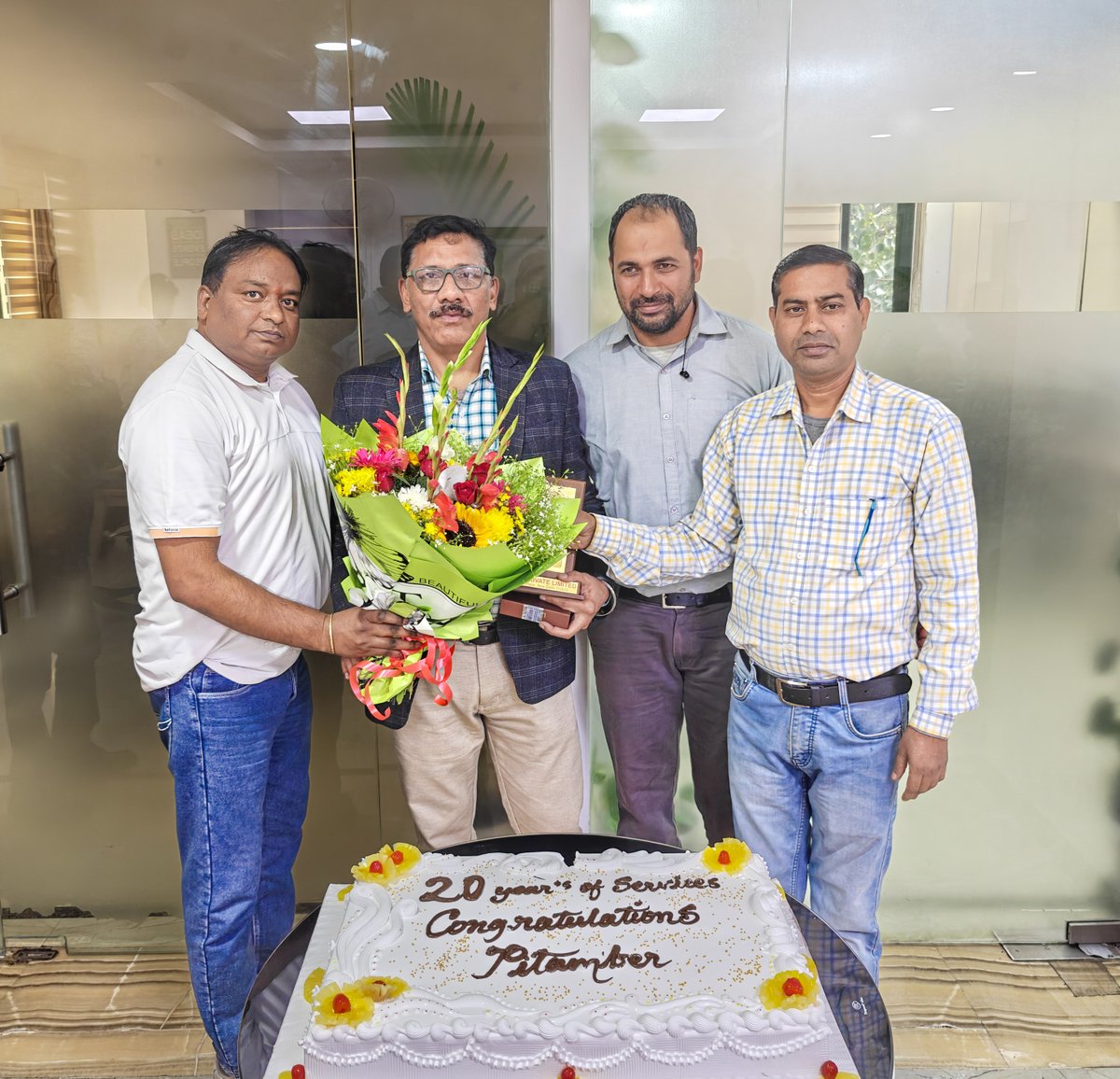 CCSComputersPL's tweet image. Celebrating 20 years of @pitamberkumar73  with a special cake-cutting ceremony! A milestone that reflects dedication, trust, and years of meaningful contribution to CCS.

#WorkAnniversary #20YearsStrong #TeamCCS #CCSComputers