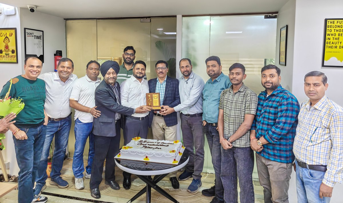 CCSComputersPL's tweet image. Celebrating 20 years of @pitamberkumar73  with a special cake-cutting ceremony! A milestone that reflects dedication, trust, and years of meaningful contribution to CCS.

#WorkAnniversary #20YearsStrong #TeamCCS #CCSComputers