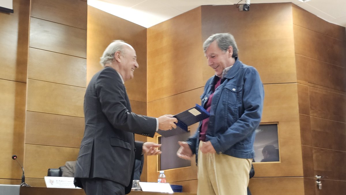 Entrega de insignias a los compañeros/as del PDI que se han jubilado recientemente 
#SanAlberto2025
<a href="/infouex/">UEx</a>