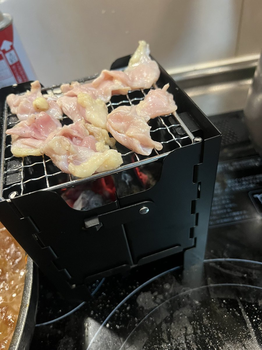 dedede0827's tweet photo. マンションで炭火で焼き鳥してるねんわんぱくすぎるかな笑 https://t.co/oyVfiiEGjU