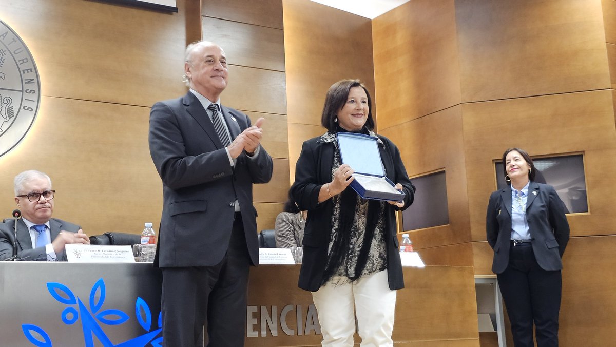 Entrega de insignias a los compañeros/as del PTGAS que se han jubilado recientemente 
#SanAlberto2025
<a href="/infouex/">UEx</a>