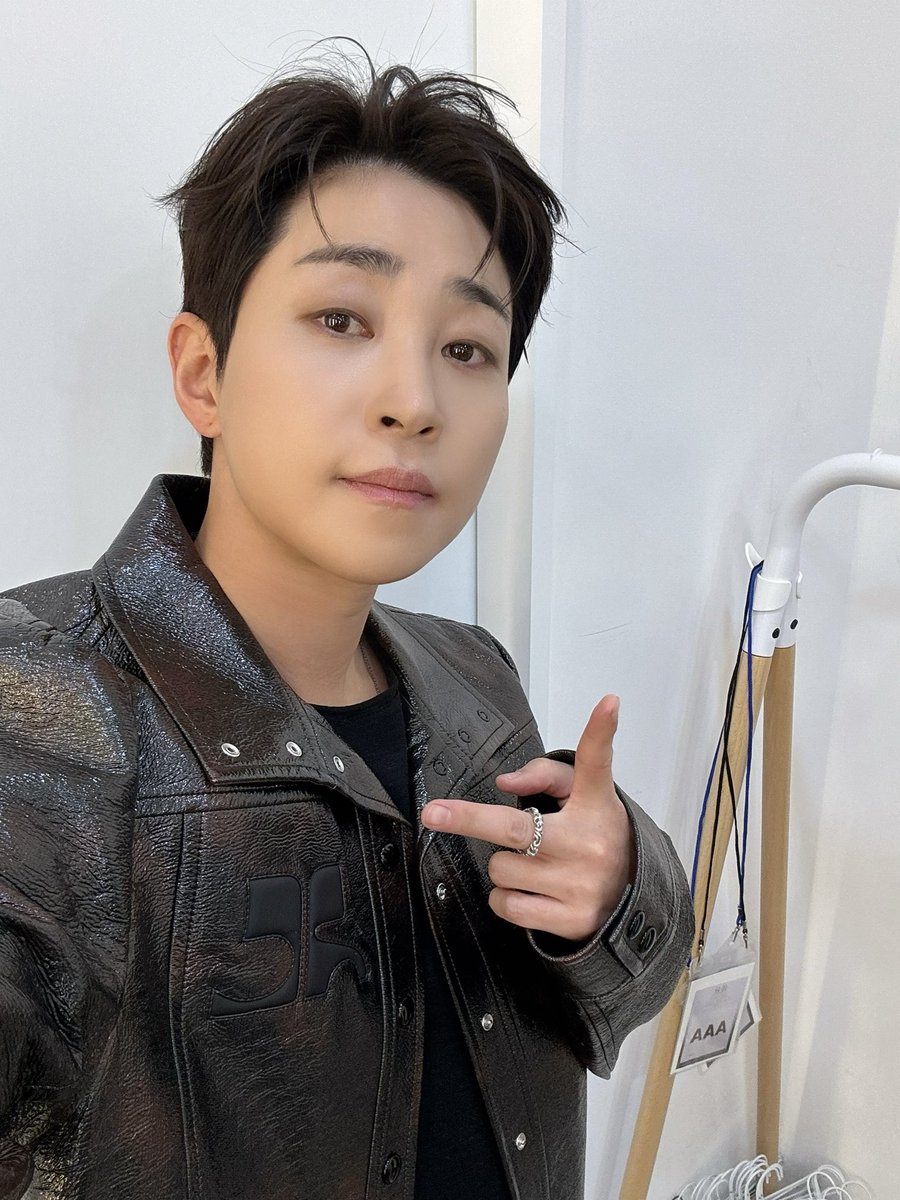 superbellcom's tweet photo. 2025 <딘딘 소극장 콘서트 : 만추(晩秋)> 2일차도 준비 완료🖤🤟 토요일 공연 같이 불태워 볼까요❤️‍🔥

잠시 후 6PM 이화여자대학교 ECC 영산극장에서 만나요🎤

#딘딘 #DINDIN #슈퍼벨컴퍼니 #superbellcompany #superbell #SBC https://t.co/XIB3Z4oIeU