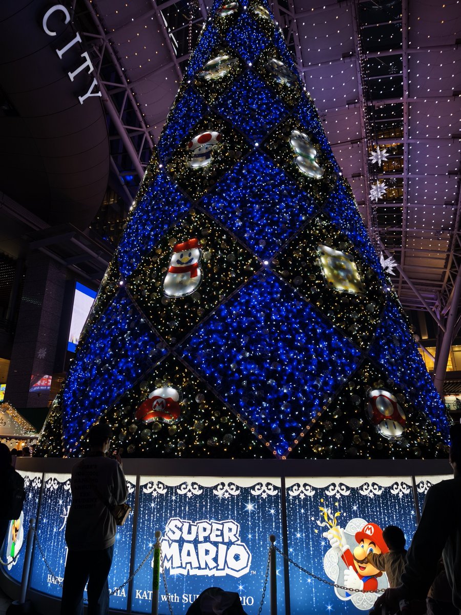 このツリー台座がマリオなんだけど通行人が多すぎて時間とかタイミング