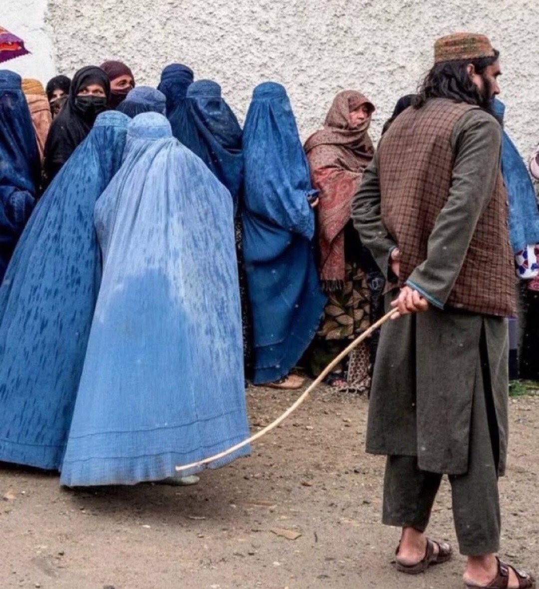 Bugün,  bu ülkede fotoğraftaki gibi köle olarak yaşamıyorsanız;
Mustafa Kemal Atatürk’e borçlusunuz...!!!