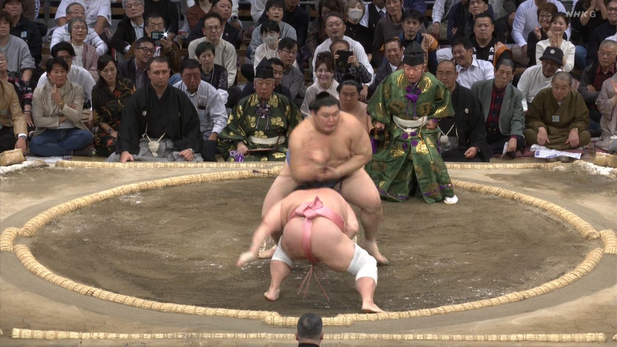 大の里のつっぱりを頭上で2回完全に空振りさせる宇良　#sumo #nhk