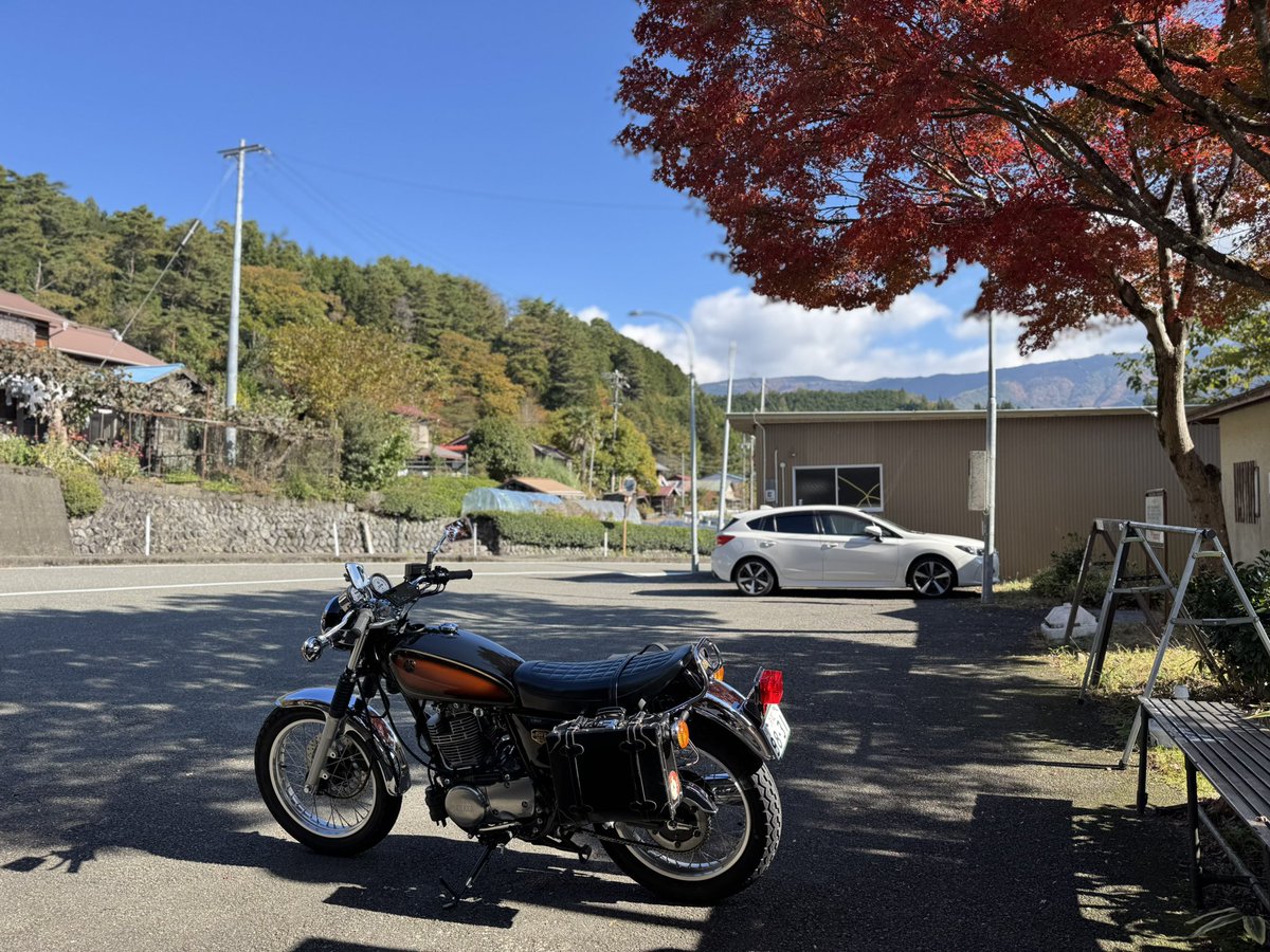 koro_F8's tweet photo. SRと紅葉眺め蕎麦を食う🍁 https://t.co/TtNCEDjdAf