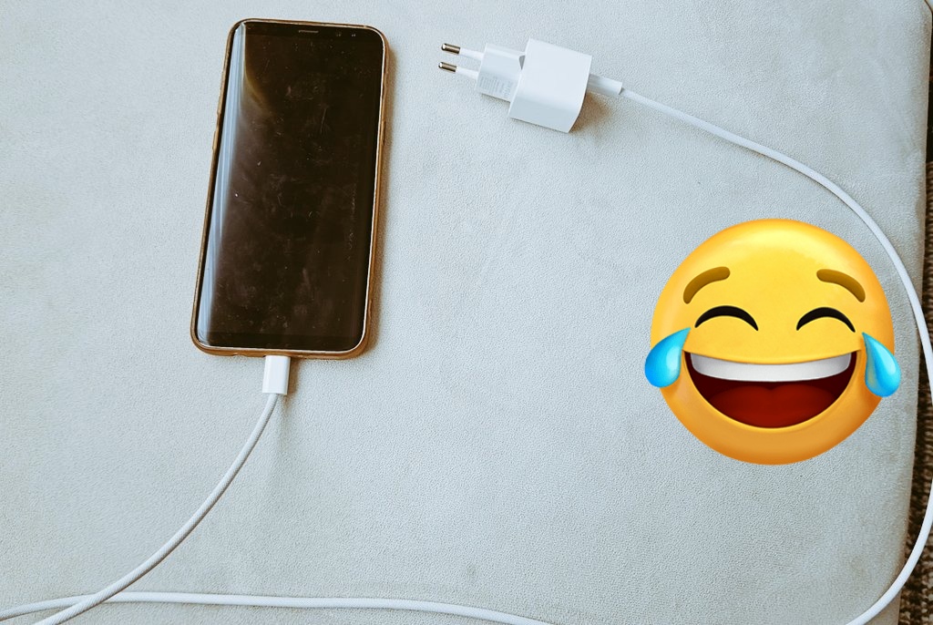 brcandvrm's tweet photo. Oğlumun (3) telefonu şarja taktım ama sarjım bitti diye kendini yırtıp ağladı olay. https://t.co/mzBewI0iJ8