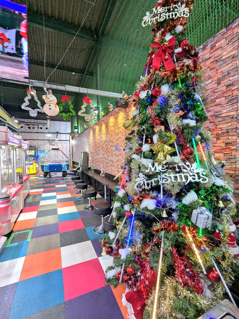 hon_batting's tweet photo. 本厚木駅前バッティングセンターはひと足早くXmasムードです🎅✨️キラキラな装飾で店内はいつもより賑やかなで楽しい雰囲気です✨️ https://t.co/7HKaR6dxPz