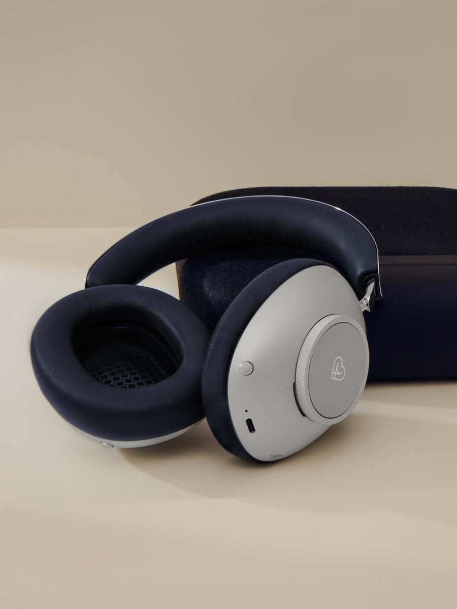 You choose the track. Loewe leo refines the rest.
Driven by high-performance drivers and a powerful amplifier at its core, the headphones reveal the finest textures of your music.

#TravelBeyondSound
#LoeweTechnology #Loeweleo