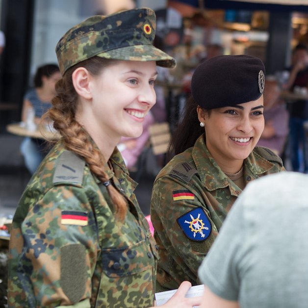 🇩🇪 Deutschland hat ein freiwilliges sechsmonatiges Militärdienstprogramm gestartet.

• 👩‍✈️ Frauen können sich ebenfalls für den freiwilligen Dienst bewerben.
• 📩 Allen Jugendlichen, die 18 Jahre alt werden, wird ein Formular zugesendet, in dem sie ihre Bereitschaft zum
