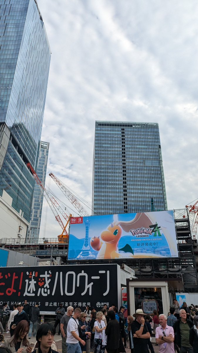 I liked that Mega Dragonite looked down upon grey Shibuya like a radiant angel...