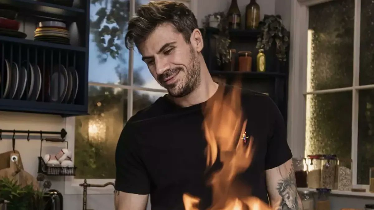 TvFreaksgr's tweet image. Τι ΦΤΙΑΧΝΕΙ πάλι ο άνθρωπος! Ο Άκης Πετρετζίκης ΜΑΣ ΠΕΙΡΑΖΕΙ ξανά! … λαχταριστές συνταγές που δεν χορταίνεις! #kitchen #kitchenlab #akis 👉tvfreaks.gr/lifemag/kitche…