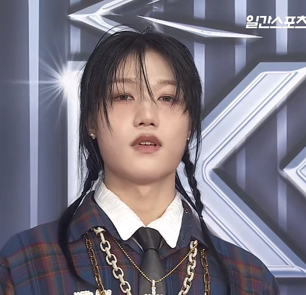 _MothVision_'s tweet image. OH MY GODDDD JONGSEOB ARE YOU JOKINGGGG LOOK AT HIS HAIR #KGMA #PIWON