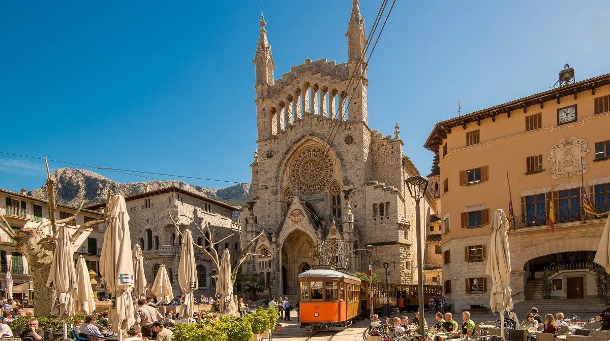 🎄 Air Nostrum aumenta su oferta entre Valladolid y Mallorca para la temporada de Navidad un 18%.

La compañía operará entre los dos destinos los días 21, 22, 23, 25, 26, 27, 28, 29, 30 de diciembre, 1, 2, 3 y 4 de enero.

👉🏻 diariodevalladolid.es/valladolid/251…

📍 Aeropuerto de Villanubla.