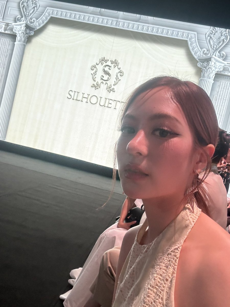 มารอดูคนพี่ละจ้า สู้ๆคนเก่ง 

ICEMEMI SILHOUETTE EFW

#EFW2025xIceMemi 
<a href="/ELLEThailand/">ELLE Thailand</a> <a href="/iconsiam/">ICONSIAM</a>