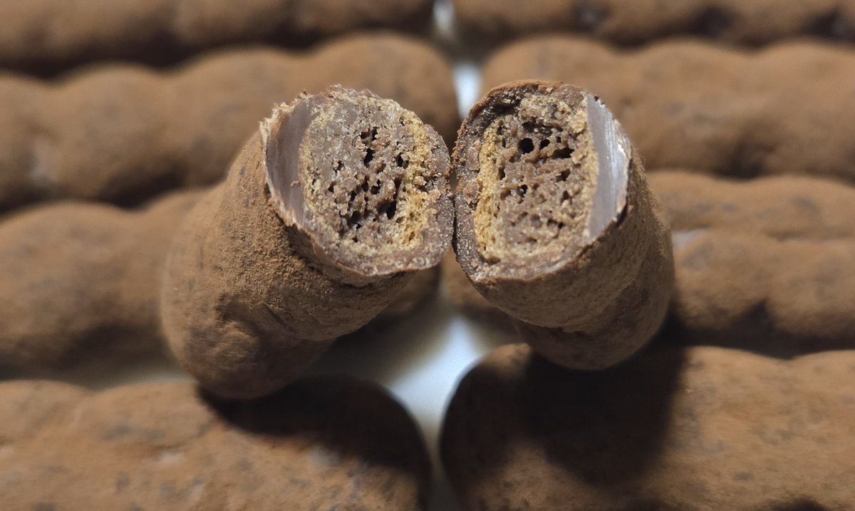 【アスパラガス タブルショコラ】
ファミマ 297円 334kcal
4.5
11.5本入
食べるとざっくりこれぞアスパラガスといった軽い食感で
コーティングチョコが濃厚
ほんのりココアのほろ苦さも感じられ
更にかむごとにチョコの風味がじゅわっと広がり
口が幸せ空間に
めちゃうますぎ
あっという間になくなる