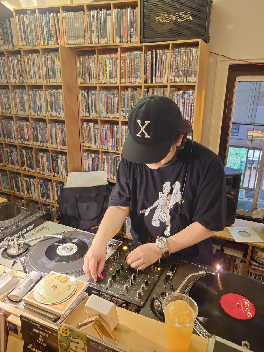 cantaloop70s's tweet image. #dourakurecord
#freesoul
始まりました
DJタケコシさんです
えぇ感じ〜！
マスゾエ3は遅刻
みんなでリンゴ屋やなぁ、ッて
勿論、嫁Ｊに内緒で！
カンタ