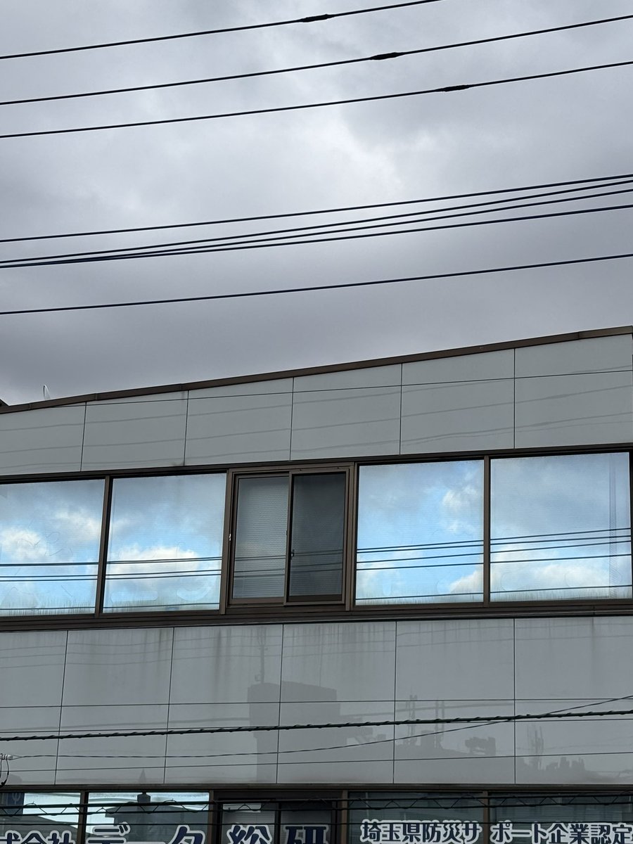 今日の朝、曇りなのに窓は青空を反射させていた。