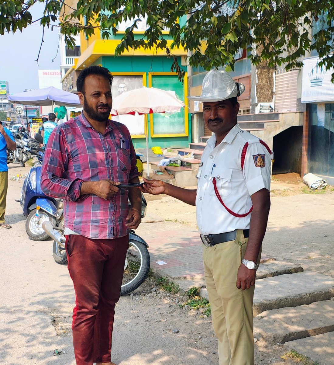 ಕನಕಪುರ ಟೌನ್ ಸಿಬಿ ಸರ್ಕಲ್ ಬಳಿ ವ್ಯಕಿಯೊಬ್ಬರು ತಮ್ಮ ಮೊಬೈಲ್ ಫೋನ್ ಅನ್ನು ಬೀಳಿಸಿಕೊಂಡು ಹೋಗಿದ್ದು, ಕರ್ತವ್ಯದಲ್ಲಿದ್ದ ಕನಕಪುರ ಸಂಚಾರಿ ಪೊಲೀಸ್ ಠಾಣೆ ಸಿಬ್ಬಂದಿಯಾದ ಮಹದೇವ ದೊಡ್ಡಮನಿ ರವರು ಸಿಕ್ಕ ಮೊಬೈಲ್ ಫೋನ್ ಅನ್ನು ವಾರಸುದಾರರಿಗೆ ಹಿಂತಿರುಗಿಸಿ  ನೆರವು ನೀಡಿರುತ್ತಾರೆ.