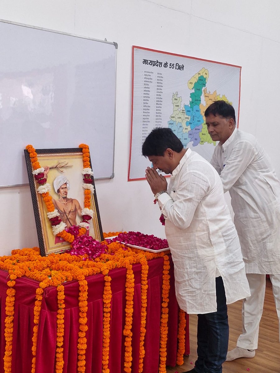 महान स्वतंत्रता संग्राम सेनानी, मां भारती के वीर सपूत एवं समाज सुधारक जनजातीय गौरव भगवान बिरसा मुंडा जी की जयंती पर प्रदेश कार्यालय में उपस्थित होकर उन्हें पुष्प अर्पित कर शत-शत नमन किया ।।

#जनजातीय_गौरव_दिवस
#BhagwanBirsaMunda150
#जनजाति_गौरव_बिरसा_मुंडा