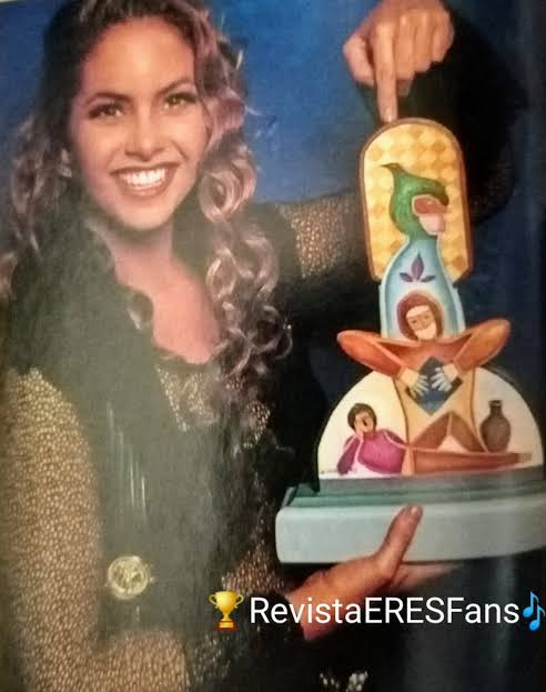 Hegarin's tweet photo. @devi_ofcc @Sebaslucerino La 1ra imagen es de 4ta entrega #PremiosEres1994 transmitido en vivo y directo desde #ElPremier por @Canal_Estrellas el 9 de febrero 1994 (lo recuerdo como si hubiese sido ayer) @LuceroMexico ganó el premio #MejorCantanteFemenina de 1993 los lectores de @RevistaEresMx votabamos🫶 https://t.co/TwhujPQF5n