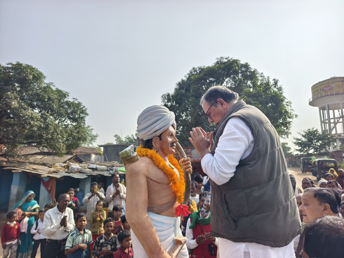 ASinghINC's tweet image. आज अपने विधानसभा क्षेत्र के कुशमहर चौराहे पर स्थापित भगवान बिरसा मुंडा की प्रतिमा पर पुष्पांजलि अर्पित की तथा उनकी जयंती के अवसर पर आयोजित स्थानीय कार्यक्रम में शामिल होकर श्रद्धांजलि निवेदित की।
धरती आबा का संघर्ष, साहस और आदिवासी समाज के अधिकारों के लिए उनका योगदान सदैव…
