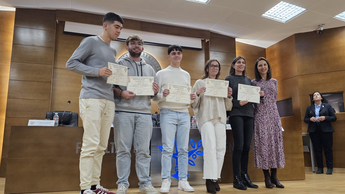 Entrega de diplomas a los ganadores de las diferentes categorías del concurso "Diviértete con la Estadística".

✅️ Colegio María Assumpta
✅️ IES Sierra la Calera
✅️ IES Turgalium

¡Enhorabuena a todos los estudiantes,  profesores y centros! 👏👏👏👏
