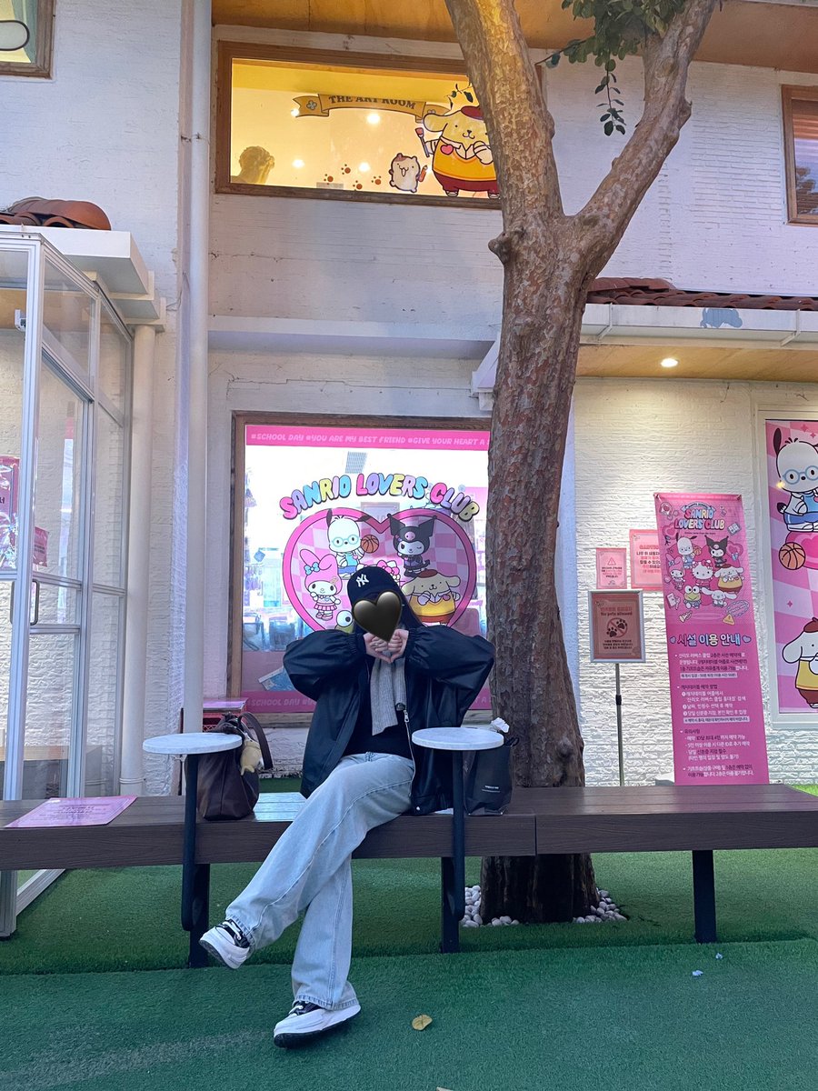 "not my house, but i know my way around." 

you guysss i finally saw blackpink house irl 🥹

sobbing cus this is where everything started for me. that one episode changed my life. 🖤🩷

#BLACKPINK #블랙핑크