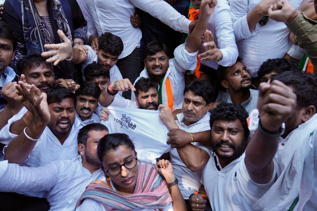 बिहार के विधानसभा चुनावों में लोकतंत्र पर जिस तरह डाका डाला गया उसने आजाद भारत के सबसे बड़े खतरे की घण्टी बजा दी है,

आज बेंगलुरु के फ्रीडम पार्क से हमने बेईमान चुनाव आयोग के खिलाफ राष्ट्रव्यापी लड़ाई की शुरुआत कर दी है,

क्योंकि चुनाव सिर्फ राजनीति तक सीमित नही होता बल्कि आपके