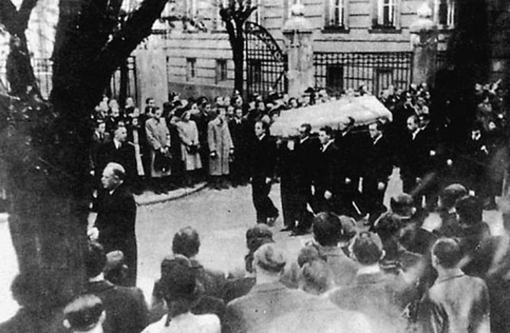 🇨🇿 15 November 1939
Medical student Jan Opletal's body is laid out and driven through Prague prior to his funeral the following day in his home village.
Wounded by German troops during a student demonstration, he died two weeks later. 
In two days time, the German crackdown on