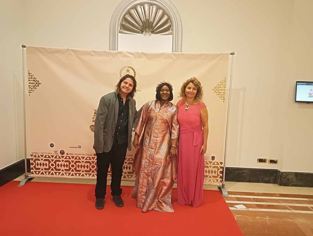 El IES Infanta Elena se enorgulloce de contar con la participación de nuestro alumno Alexis Montané por la entrega de una obra pictórica al embajador de Angola en España, en celebración del Día de Angola en Madrid, con motivo del 50 aniversario de su independencia. 
¡Enhorabuena!
