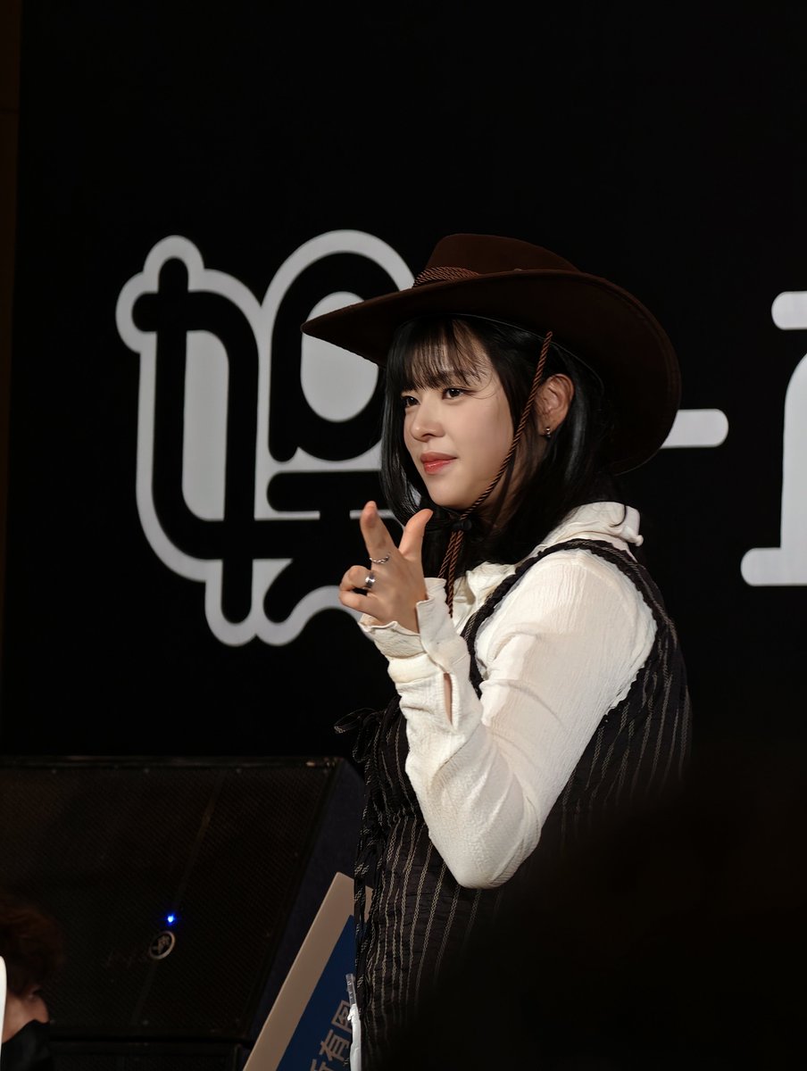JeongyeonBar's tweet photo. 251105 YZY Fansign
Cowgirl Jeongyeon🥺🥺🥺

#JEONGYEON #정연 #ジョンヨン #定延 #TWICE https://t.co/0U0UeO6EtK