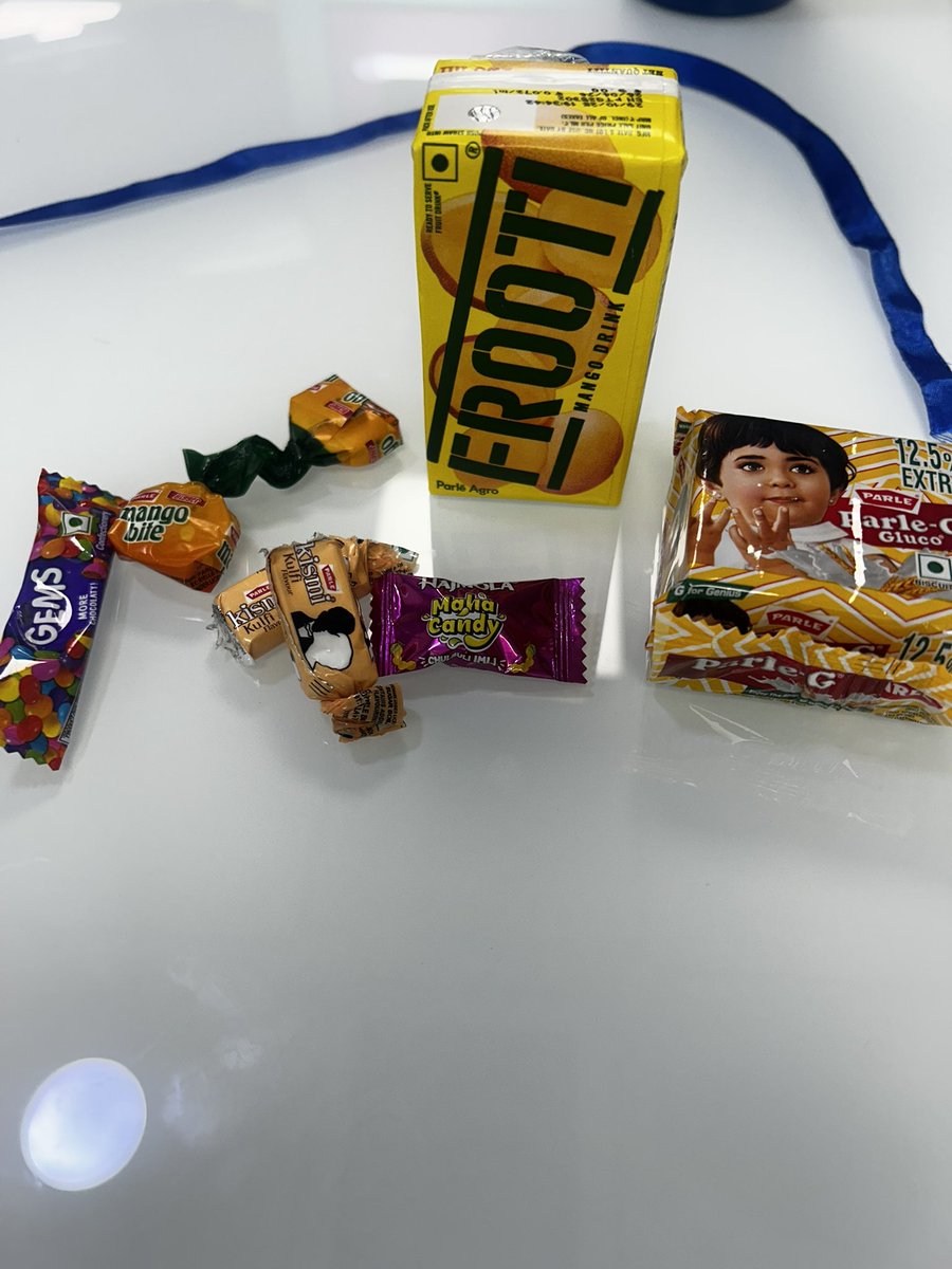 क़मीज़ पर पसीने की महक कब इत्र की सुगन्ध में बदल गई पता ही नहीं चला। 

बिस्कुट, चॉकलेट की दुनिया की चाह कब छूट गई, पता ही नहीं चला। 

दौड़ते गिरते यहाँ तक पहुँच गए, पीछे कहाँ बचपना छूट गया, पता ही नहीं चला।