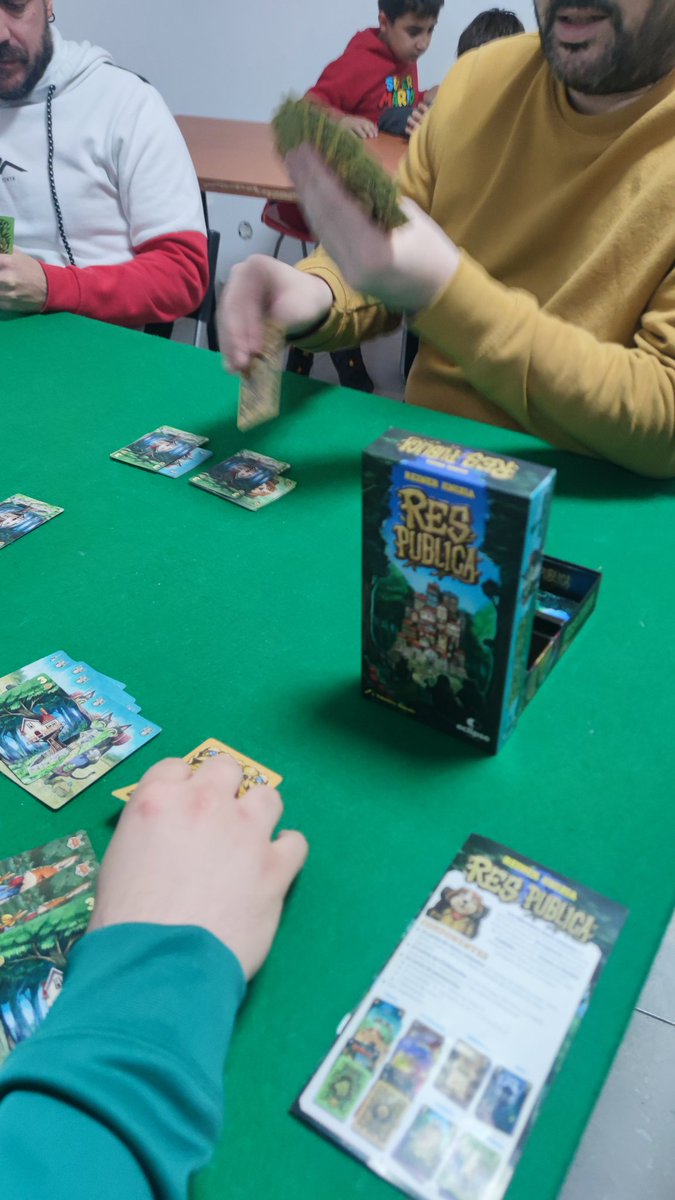 LudoVerde_'s tweet image. ¡Gran viernes de juegos con nuestros amigos de @dracoideas y @EclipseEditoria, con reglito final para el club. #TamboresDeGuerra se queda en nuestros estantes ¡Graciaaaaas!