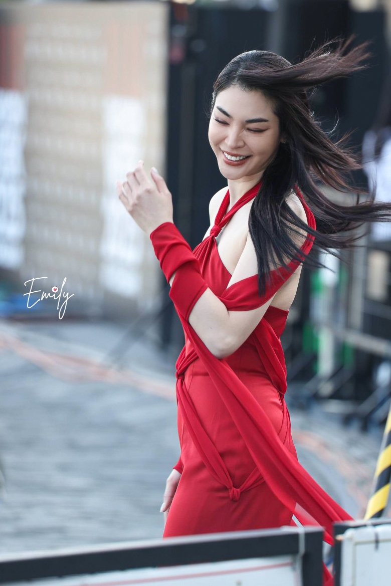 Emilysqq's tweet photo. suay mak mak mak👍🏻👍🏻👍🏻
FAYE ATTENDS SILHOUETTE EFW
#PerayainEFW2025
#FayePeraya
#ฝ้ายพีรญา
#Silhouetteaw2025 #FrontRowGuestList #ElleFashionWeek https://t.co/LMt9CYV6cp