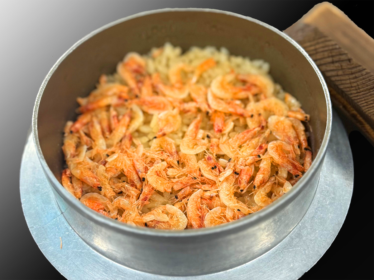 「桜エビの釜めし」🦐は、旨みがぎゅっと染みてます！
次の連泊プランでご予約すると、二日目のご夕食に「桜エビの釜めし」🦐をご用意！

【連泊・5％引き】伊豆満喫！伊勢海老🦞×金目鯛🐟×鮑入り温泉蒸し♨️×桜エビ🦐【1泊2食付・食事処】

海の恵み🌊を、ぜひご堪能ください！#桜エビ #釜めし